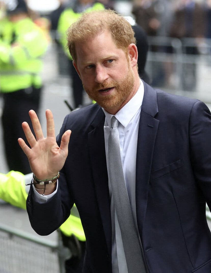#PrinceHarry is 40 yrs old and still wearing beaded bracelets with cord. To court. It was cute in his 20s-but now it’s just..sad.
#PrinceHarryAndHisStupidWife #PrinceHarryVsMGN #HarryonTrial #PrinceHarryisaLiar