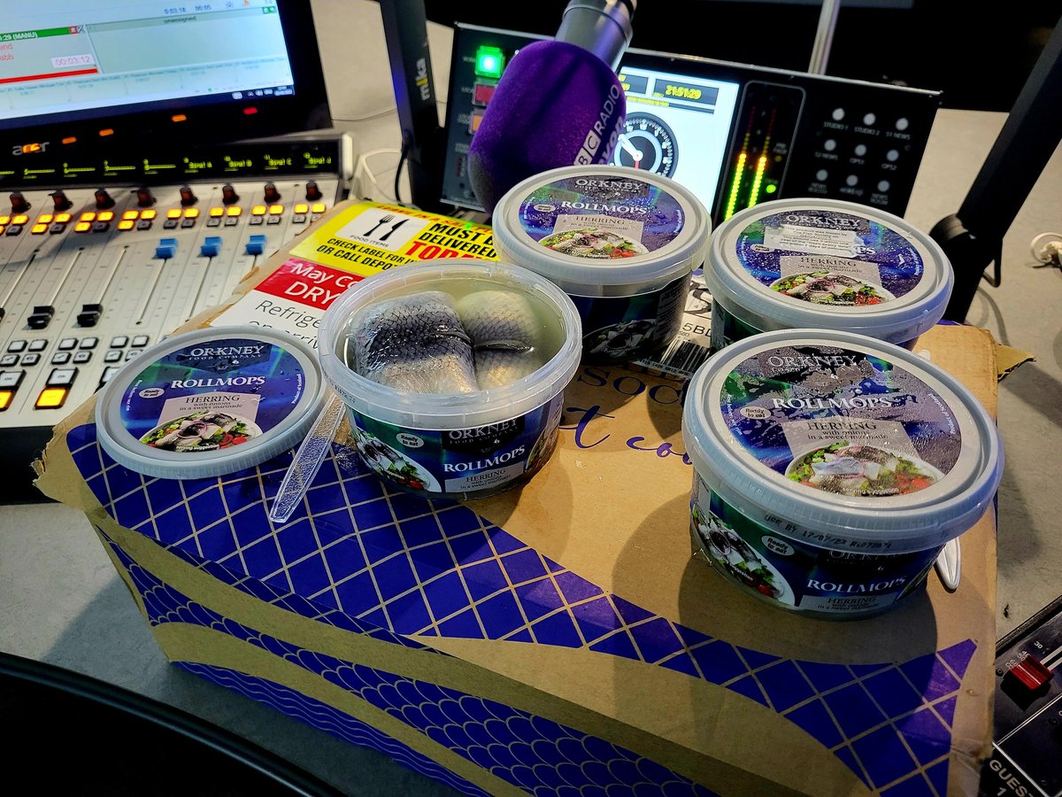 DavidTShep's tweet photo. "Never eat what they send you..." - 3.
#pickledherrings #2kg #rollmops ❤️@reetowen 🐟 https://t.co/RrrmH3Mo12