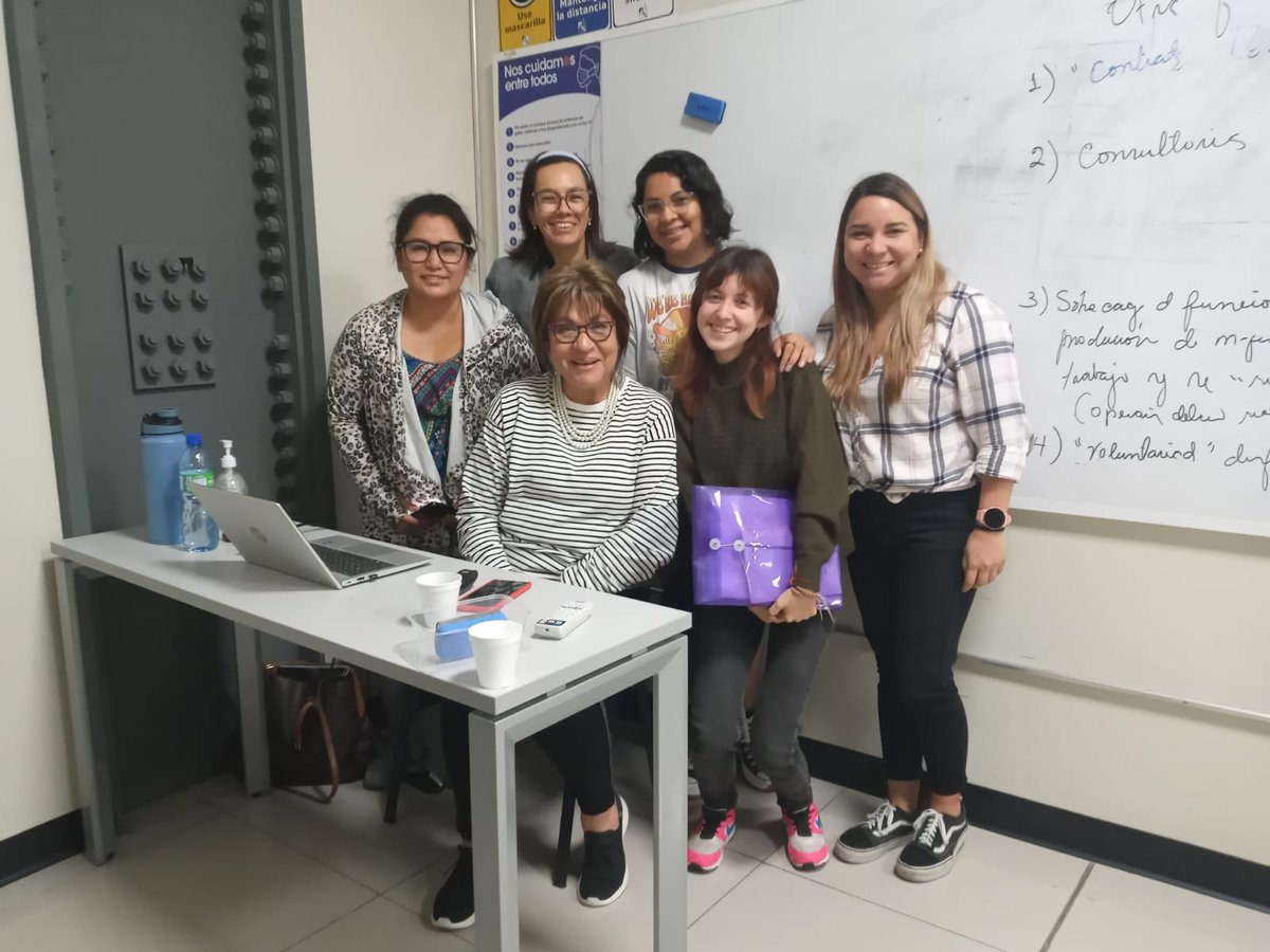 wenurbina_'s tweet photo. Basta con cruzar un par de palabras con la dra. para conocer que tiene un interés genuino por construir bases fuertes, críticas y con enfoque de género para sus estudiantes. Mujeres como ella inspiran a luchar por un mejor país. Que haya más Julia Evelyn por largo rato. 👏🏻 https://t.co/h9t7cIgqL0