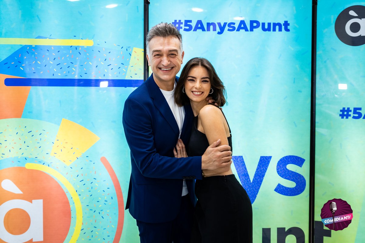 Alguns dels convidats d'esta nit ja estan desfilant pel photocall de #5AnysÀPunt. 📸✨

🕙 Hui dissabte a les 22.00 h en <a href="/apunt_media/">À Punt</a>.

<a href="/MariaFustertv/">Maria Fuster</a> <a href="/SachaAthlete/">Sacha Kruithof Perelló</a> <a href="/ross_porta/">ross porta</a> <a href="/AlfonsoFerrand2/">Alfonso Ferrandis</a> <a href="/EnriqueTenaTV/">Enrique Tena</a> <a href="/vicentbaydal/">Vicent Baydal</a> <a href="/PodriemMillor/">Podríem Fer-ho Millor</a> <a href="/ramircalvo/">Ramir Calvo i Cubedo</a> <a href="/SusaCalafat/">Susa Calafat</a> <a href="/irenromar/">Irene Rodrigo</a> <a href="/VMaso/">Victoria Maso</a>