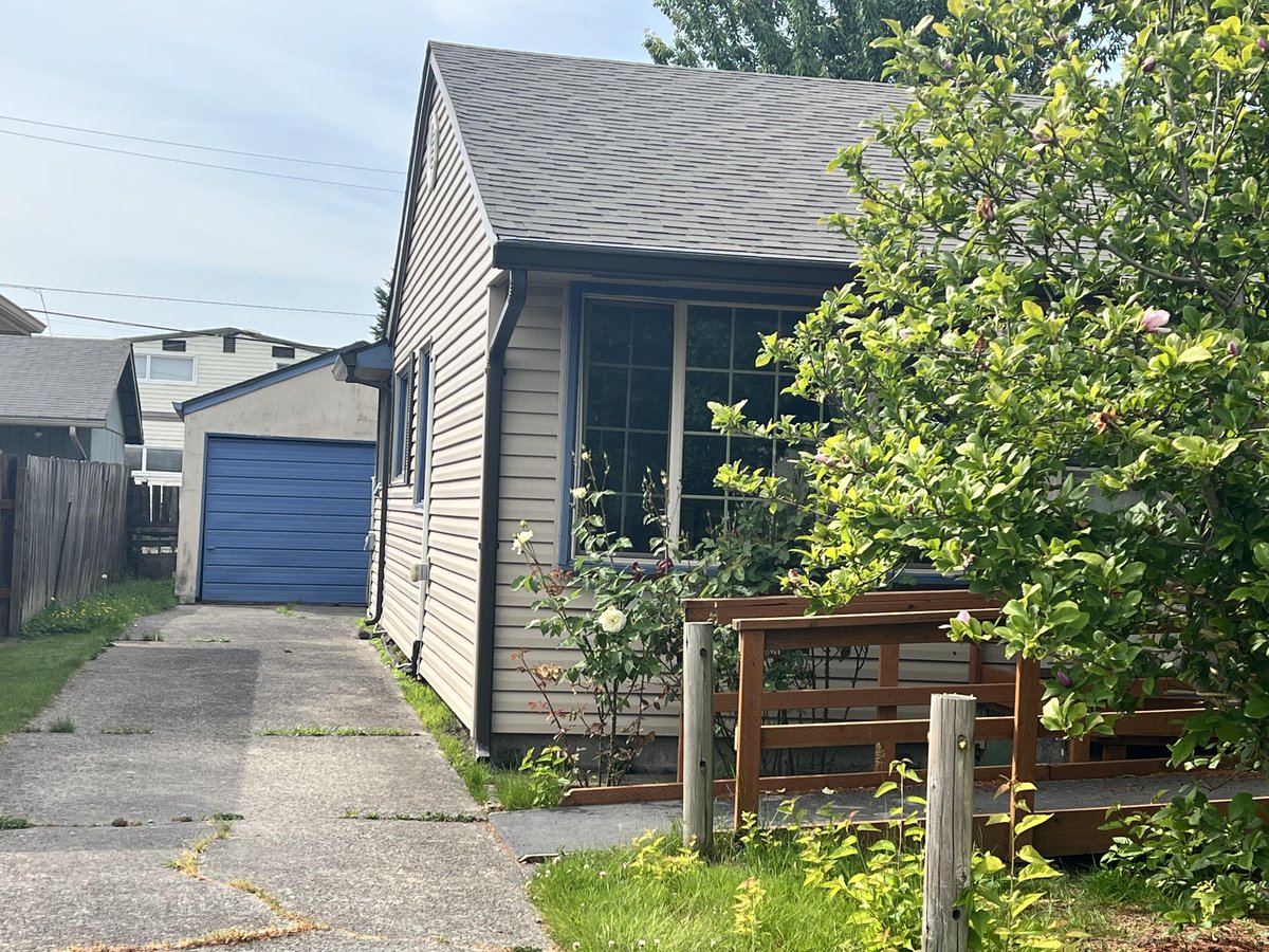 Listed with Stephen Burright, Realtor! #longviewwa #kelsowa #washingtonstate #camaswashington #vancouverwa #portlandor #oregonrealestate #century21 #century21northstar #battegroundwa @StephenBurright!   271 Beech ST., Longview, WA 98632 | C21 Northstar