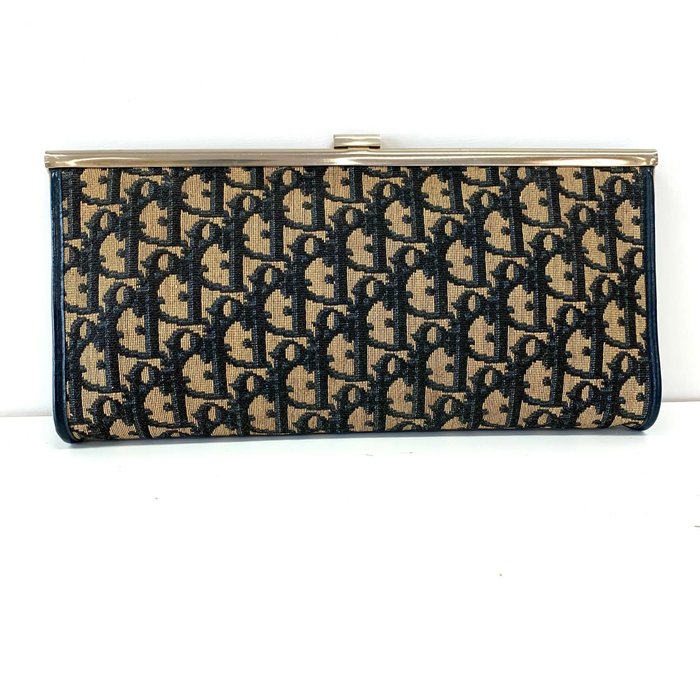 borsescarpedil1's tweet photo. https://t.co/OVefdtwEGl
Marca: Christian Dior

Blu marino

Codice seriale/data:

Condizione: Usato

Esterno (buono: macchie usura sfregamento)

Interno (buono: usura)

Tracolla/Manici ( )

Hardware:( Graffi Scolorimento Appannamenti opachi)

Si p... https://t.co/gPEbLWMBuh