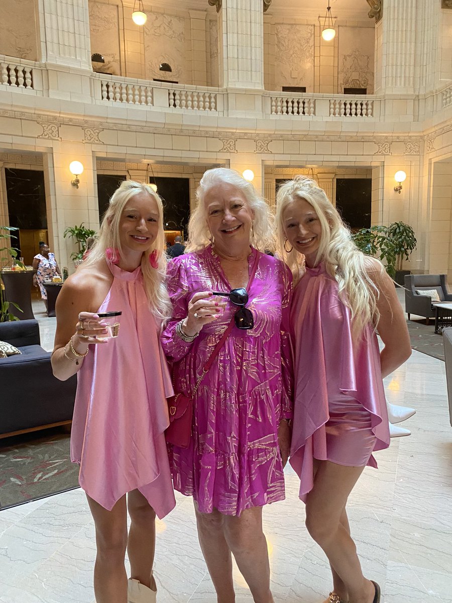 DavidWhitneyDET's tweet photo. Welcome Taylor Swift fans!!! We love to spoil our guests! Complementary champagne, mocktails, and Sanders Chocolate await you at check in, Swifties! 

#erastour #taylorswiftdetroit #erastourdetroit #swiftiesindetroit https://t.co/dS6m2tLTlu