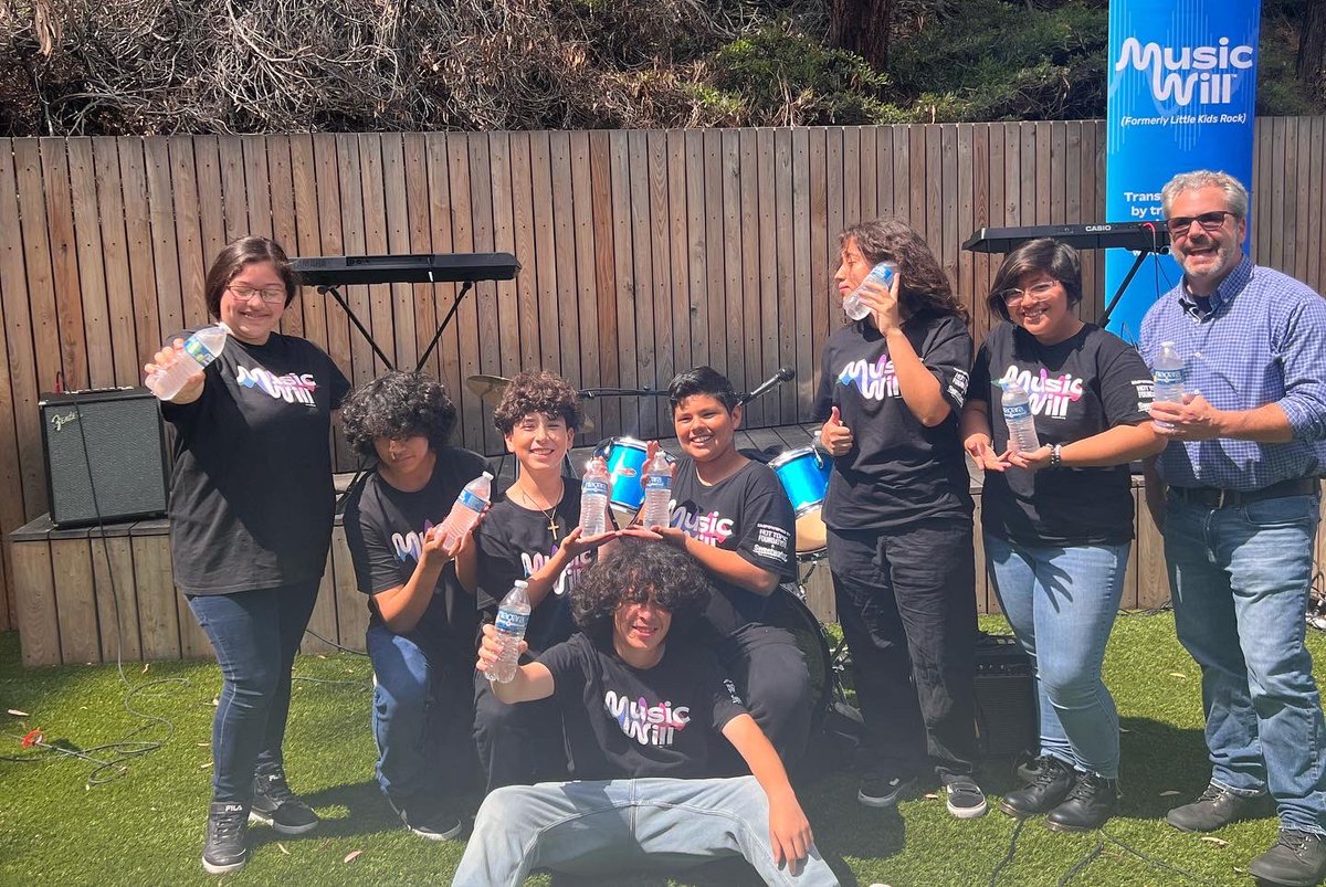 niagaracares's tweet photo. How awesome are these students?!? Not just because they stay hydrated with #NiagaraWater💧They came to our HQ office with @musicwill to show what happens when the power of #music comes alive 🤘🏽Thanks to @Vernon_OMSD for bringing the energy &amp; @musicwill for making #impact fun! https://t.co/vUc3WUbHhD