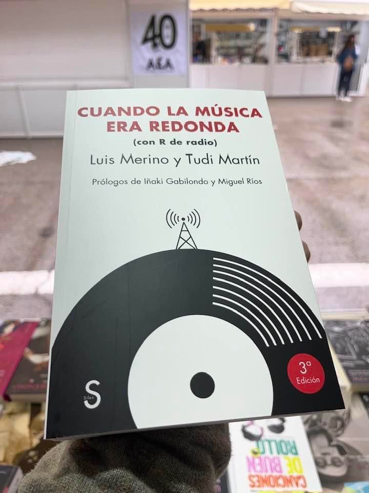 tudimartinv's tweet photo. Una gran satisfacción ver la llegada de la tercera edición de nuestro #libro  #CuandoLaMusicaEraRedonda a la #LaFeriaDelLibro de Madrid.
Un homenaje a un ratito de la #RadioMusical y una clase magistral para la #empresa del entretenimiento. 
@ramirodh1 @silexediciones https://t.co/wQ4e2mR2Jp
