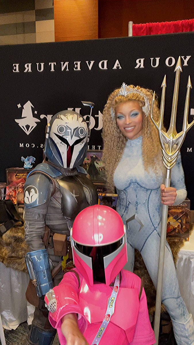 Sickest Mando cosplays 😱 hanging w @fortellergames at @PhxFanFusion with this beautiful woman @JaharaJayde as Bo-Katan and her adorable daughter in the pink!!!! ☺️🙌🏽🙌🏽🙌🏽 🔱 🌊 @aquamanmovie #Atlanna