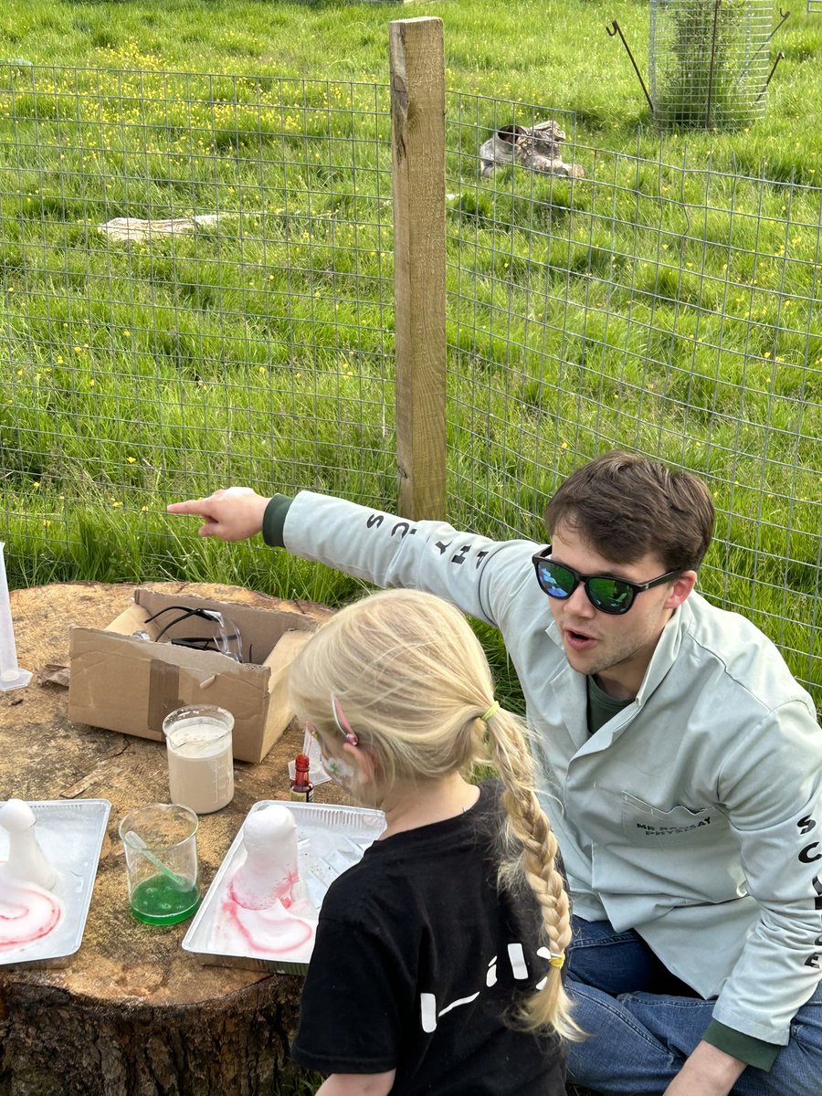 MorganAcPhysics's tweet image. Amazing stuff at Dreamnight at the Zoo from our Mad Scientists! @morganacademy1  @JohnnyLothian