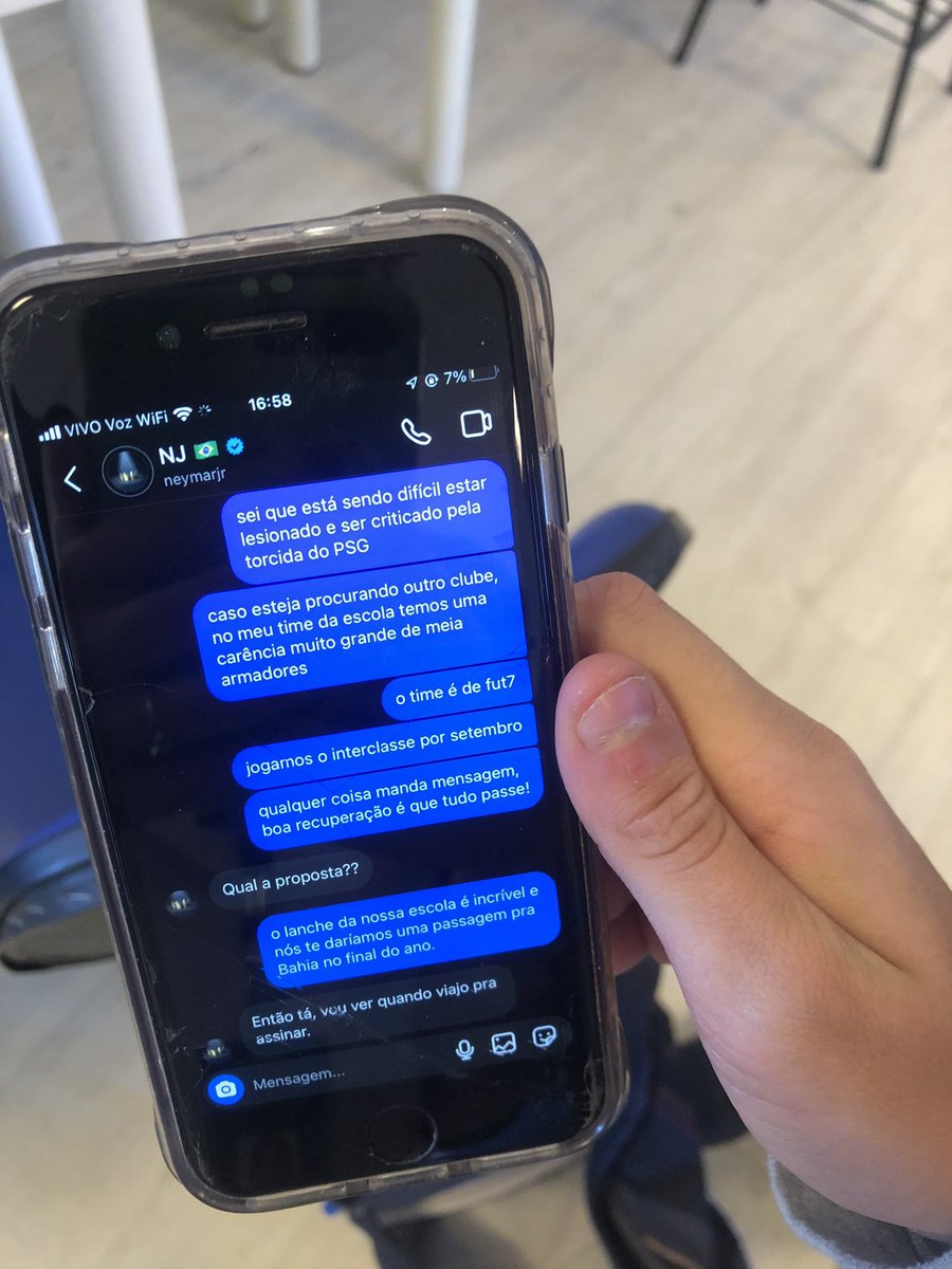 choquei's tweet photo. 🚨VEJA: Suposta conversa de Neymar negociando para jogar em uma interclasse viraliza na internet:

“Qual a proposta?”, questiona o jogador. 
“O lanche da nossa escola é incrível e nós te daríamos uma passagem pra
Bahia no final do ano”, responde o aluno. https://t.co/pTCDBgXbTz
