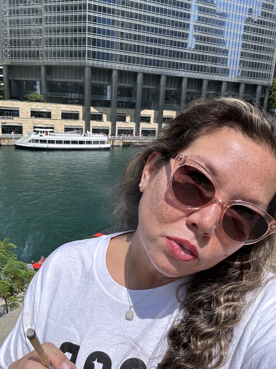 Shelley_Knight1's tweet photo. This AM’s morning wake and bake session! What a view! #Chicago #RiverLoop #StonerBabe 🔥💛💋🥰 https://t.co/bmapnGlGMI