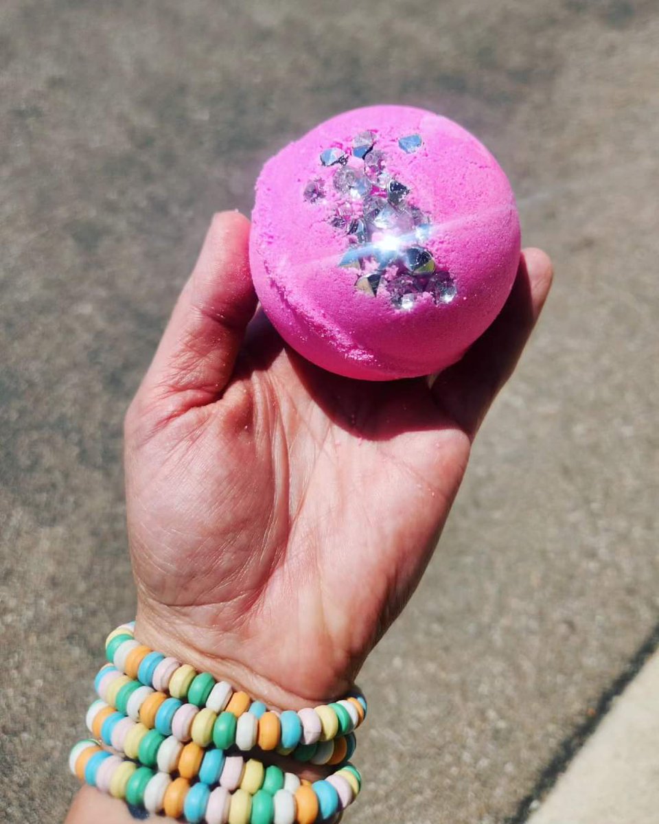 Back to the OG 💎!
'It's hard to be a diamond in a rhinestone world'
#garb2art #garb2artcosmetics #handmadeintheusa #handmade #columbusindiana #columbus #smallbusinessmom #smallbusiness #smallbatch #smallbusinessowner #bathbombs #bathtime #sheabutter #pink #diamonds