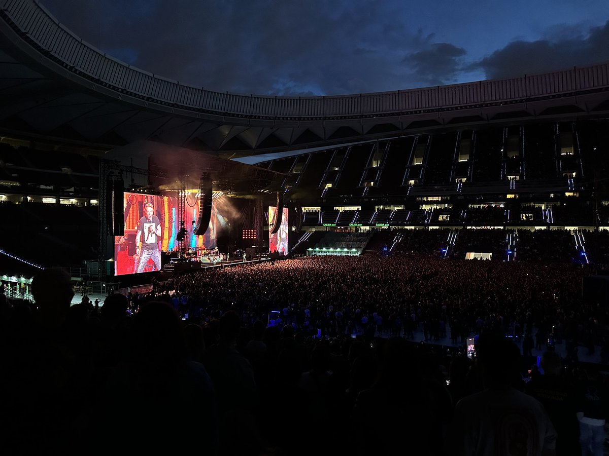 Metropolitano's tweet photo. 🤩 ¡Nuestro estadio inauguró la gira europea 2023 de @gunsnroses!

¡Una gran noche de Rock &amp; Roll! 🤘🎸 https://t.co/918waFbjGS