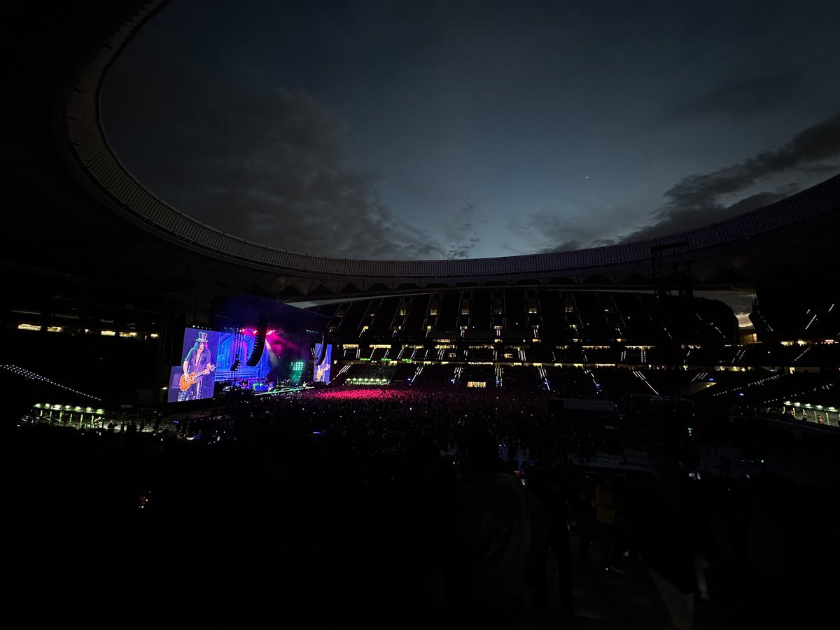 Metropolitano's tweet photo. 🤩 ¡Nuestro estadio inauguró la gira europea 2023 de @gunsnroses!

¡Una gran noche de Rock &amp; Roll! 🤘🎸 https://t.co/918waFbjGS