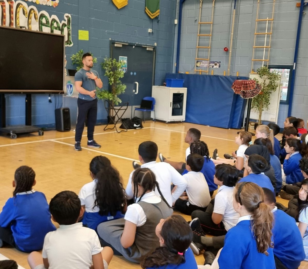 RiverleyPrimary's tweet photo. @MrDanCunningham led a workshop with our KS2 students about the importance of a healthy body/mind.  He also shared some breathing exercises through Yoga.  Our children were incredibly inspired and were imitating the exercises in the playground #brightfuturesweek #sports #pshe https://t.co/Ub36FDAWw8