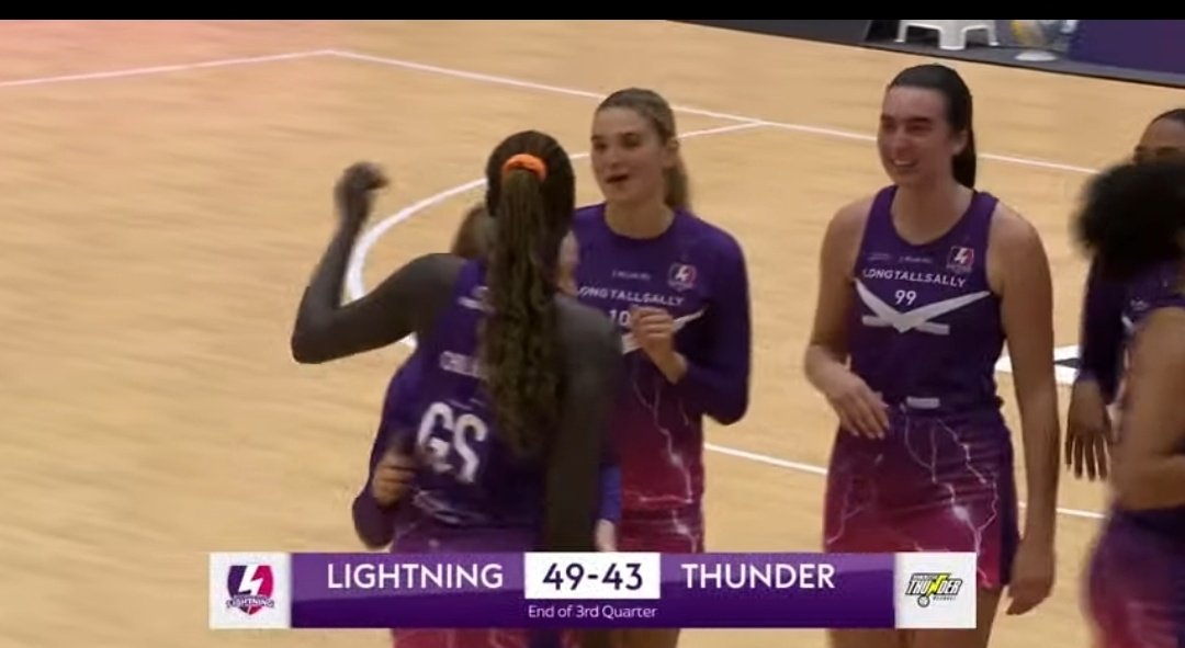 InTheChatTime's tweet photo. .@SkyNetball @NetballSL @CazJMMcCann @CliveJonespr
@ClintonJess @marieturner131 @messero6 @Jasmin81259024
#netballfamily Well I wasn't wrong, enter @BethCobs1, &there was a pick up ball from @Npanagarry in that #3rdQtr, Coach Burgess matched #LenizePotgieter with #ZanVimbela! https://t.co/VejIkly6GV