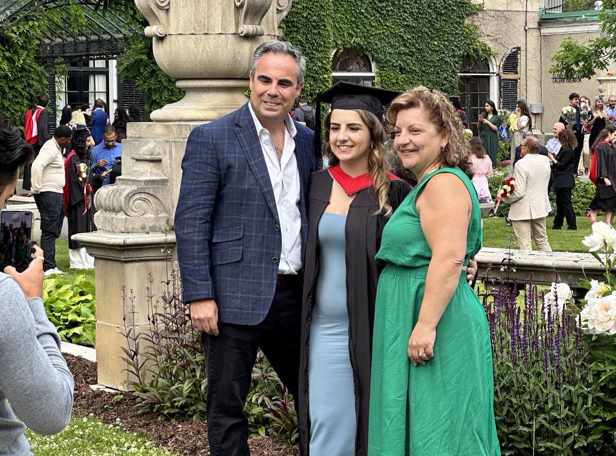 YorkUniversity's tweet photo. Check out the smiles on our graduates and their loved ones 🥹 | #YorkUConvo https://t.co/e9VaZliRn8