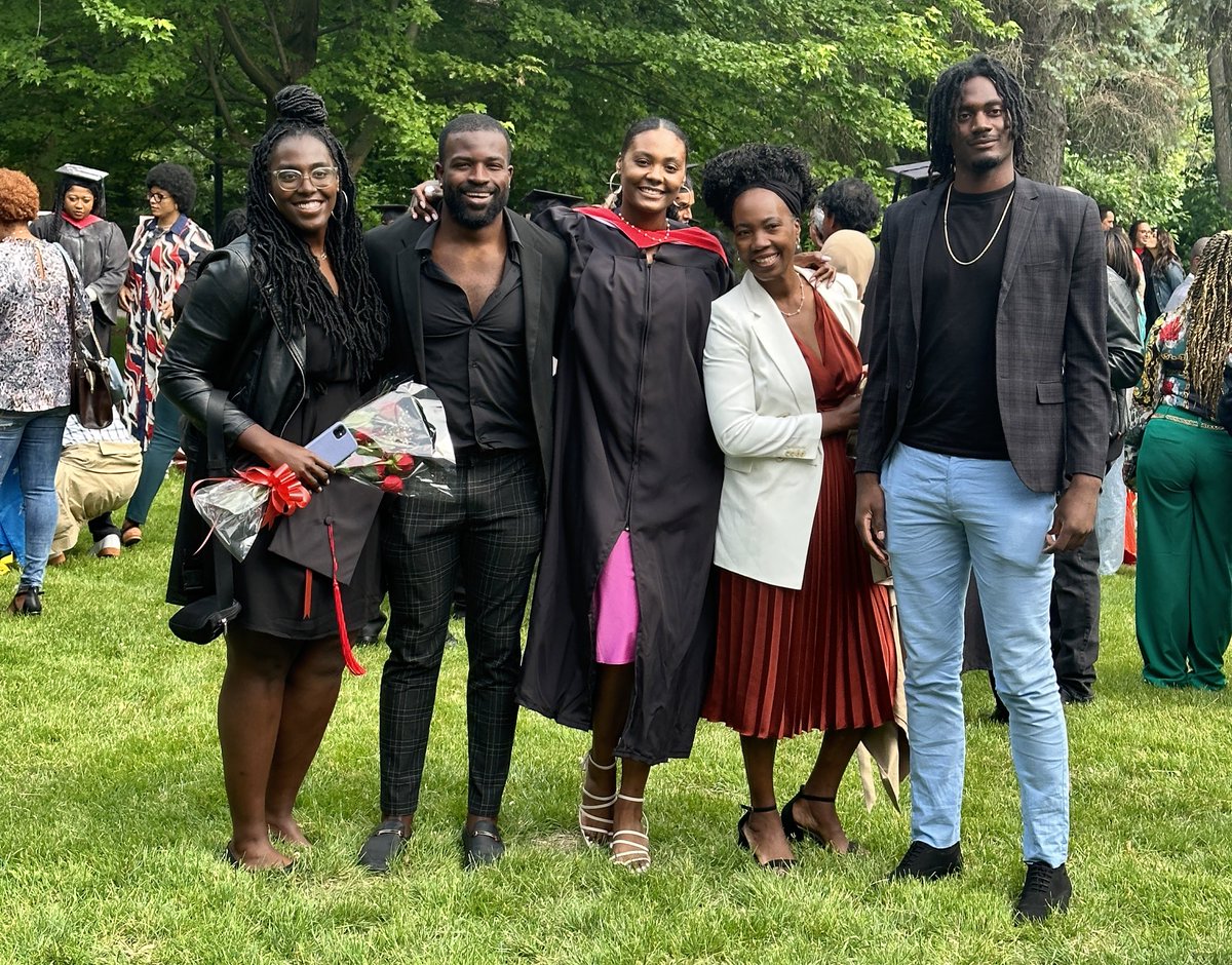 YorkUniversity's tweet photo. Check out the smiles on our graduates and their loved ones 🥹 | #YorkUConvo https://t.co/e9VaZliRn8