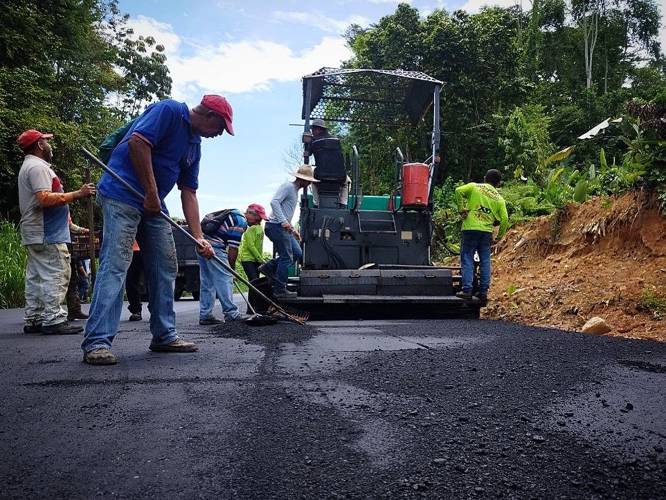 JEHYSONGUZMAN's tweet photo. Feliz viernes Mérida. Qué bonito ver a mi pueblo trabajar y avanzar en la consolidación de sus sueños junto al Gobierno Bolivariano.

Quiero compartir con ustedes el trabajo que estamos realizando junto al poder popular organizado en el eje de la panamericana, logrando colocar más de 900 toneladas de asfalto en la vialidad del sector La Motañita, esto es en Guayabones en el municipio Obispo Ramos de Lora, vía que comunica el estado Mérida con los estados vecinos Zulia, Táchira y Trujillo.

Esta es una obra que se está ejecutando gracias a la aprobación de recursos del Presidente @NicolasMaduro a través del Consejo Federal de Gobierno, en el marco de la Fuerza de Tarea Andes 2023 de la mano de la Secretaría Sectorial para los Servicios Públicos y el @inmivimerida

Sigamos apostando a lo bueno, al bienestar del pueblo merideño, trabajando sin descanso y en equipo #PorAMORaMÉRIDA 💚🤍💙