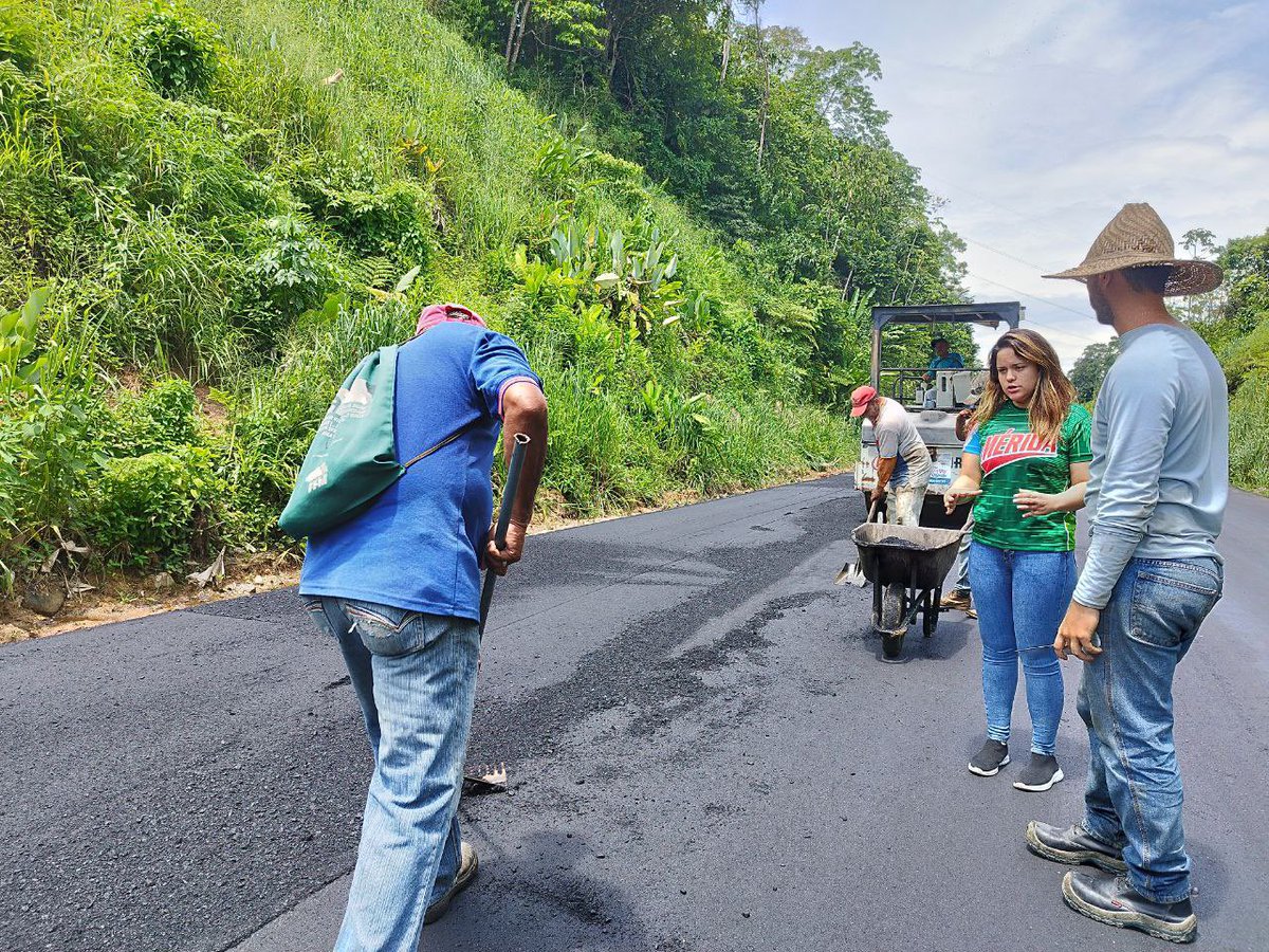 JEHYSONGUZMAN's tweet photo. Feliz viernes Mérida. Qué bonito ver a mi pueblo trabajar y avanzar en la consolidación de sus sueños junto al Gobierno Bolivariano.

Quiero compartir con ustedes el trabajo que estamos realizando junto al poder popular organizado en el eje de la panamericana, logrando colocar más de 900 toneladas de asfalto en la vialidad del sector La Motañita, esto es en Guayabones en el municipio Obispo Ramos de Lora, vía que comunica el estado Mérida con los estados vecinos Zulia, Táchira y Trujillo.

Esta es una obra que se está ejecutando gracias a la aprobación de recursos del Presidente @NicolasMaduro a través del Consejo Federal de Gobierno, en el marco de la Fuerza de Tarea Andes 2023 de la mano de la Secretaría Sectorial para los Servicios Públicos y el @inmivimerida

Sigamos apostando a lo bueno, al bienestar del pueblo merideño, trabajando sin descanso y en equipo #PorAMORaMÉRIDA 💚🤍💙