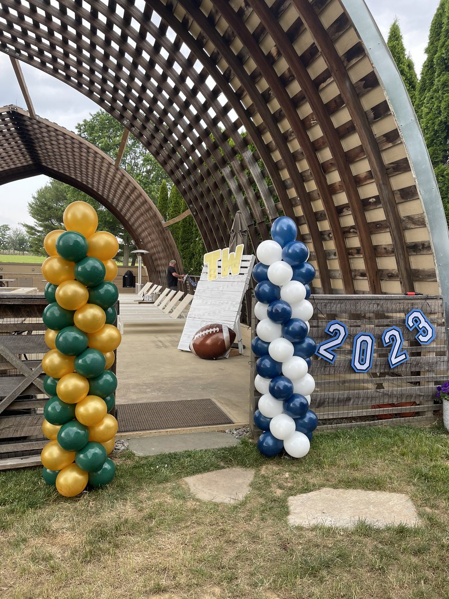 creationbyrosie's tweet photo. Wonderful graduation party set up 🎈 #balloon #balloondecor #balloons #eventdecor #graduation #palmyrapa #lowerdauphin https://t.co/ciJUbrFxAq