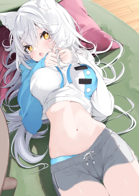 心を許してるのに、あんまりお腹撫でてくれなくて悲しい猫