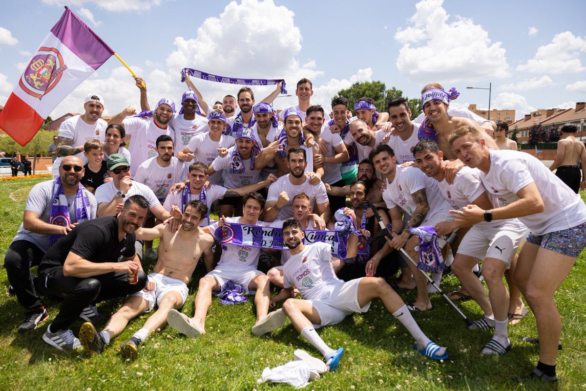 Ponemos fin a una temporada atípica tanto en lo personal como en lo futbolístico que acaba de la mejor manera posible. 
Quiero dar las gracias a este grupo.
Me siento una persona bastante afortunada al haber conseguido 5 ascensos a 3ª División en los últimos 7 años. 🤍💜
GRACIAS.