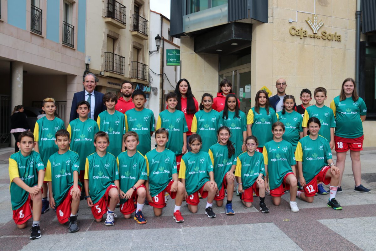 FBCyLSoria's tweet photo. El pasado miércoles presentamos a nuestras selecciones PRD en las oficinas de Caja Rural de Soria. Este fin de semana es el turno de la selección femenina, que ya esta en Béjar. A descansar y a darlo todo mañana!!! Disfrutadlo mucho!! @FBCyL https://t.co/BTMtlTl5II