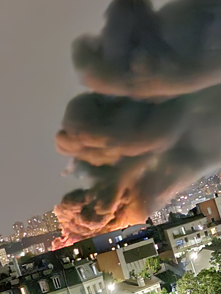 Feu à bobigny se serait un. Entrepot courage aux pompiers