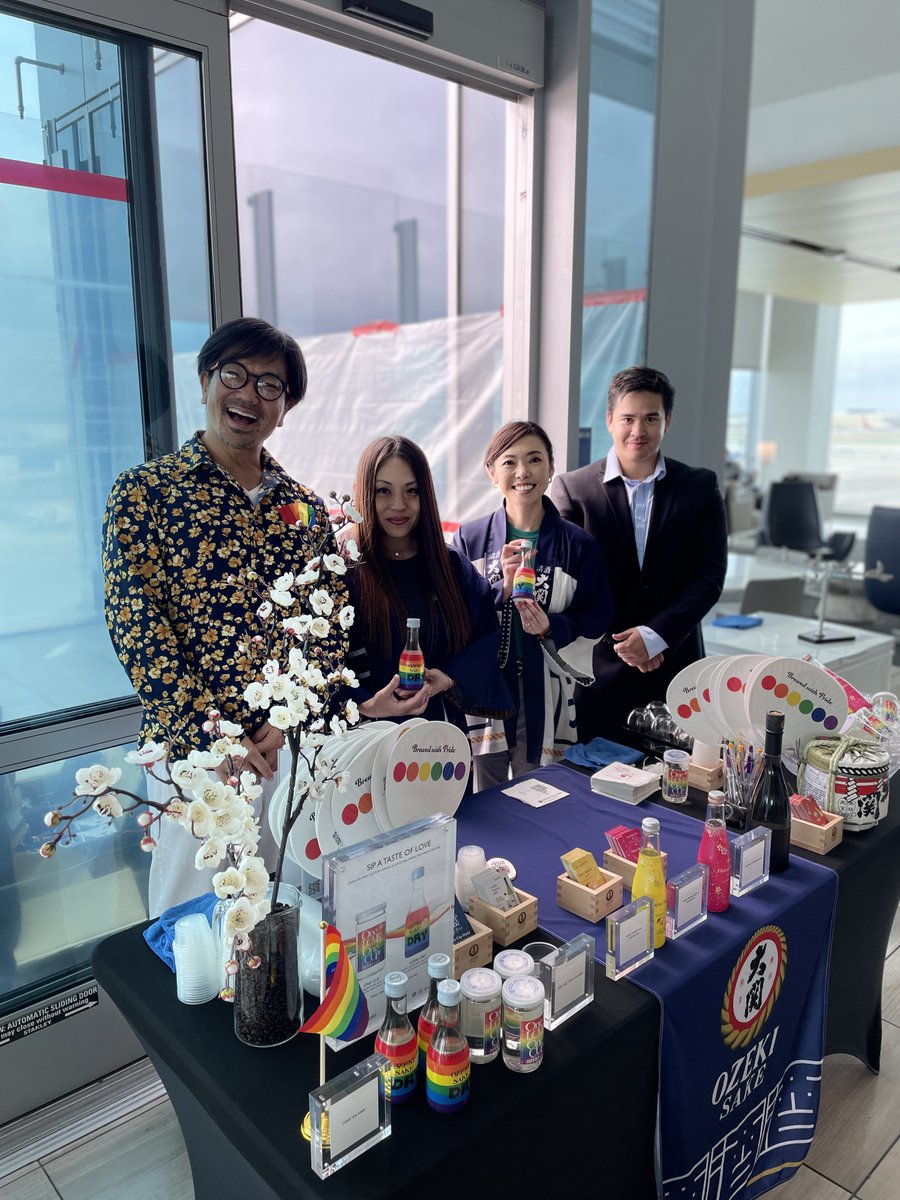 bythebeach05's tweet photo. This just happened at the LAX United Club✈️ @OzekiSake @Pride A fabulous pairing of Ozeki Sake and Chicken Katsu. @Tobyatunited @jacquikey @KevinMortimer29 @Aaron_McMillan @mcgrath_jonna @Glennhdaniels #HappyFriday https://t.co/vwFXxZaOS1