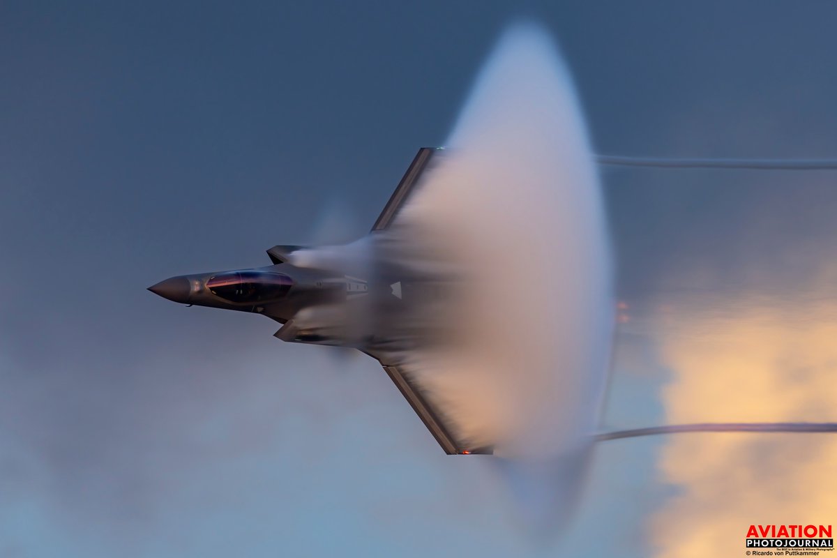 What do you think of this #FighterFriday shot from #SNF23 by Ricardo Von Puttkammer?  Do you know what causes this effect?