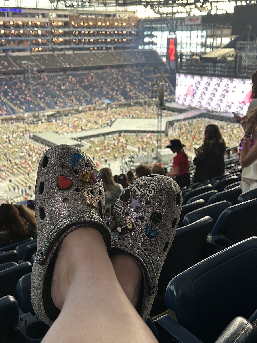 rachheel___'s tweet photo. IYKYK π€ͺ #ErasTourDetroit #Crocsqueen https://t.co/xbyjo2DMvr