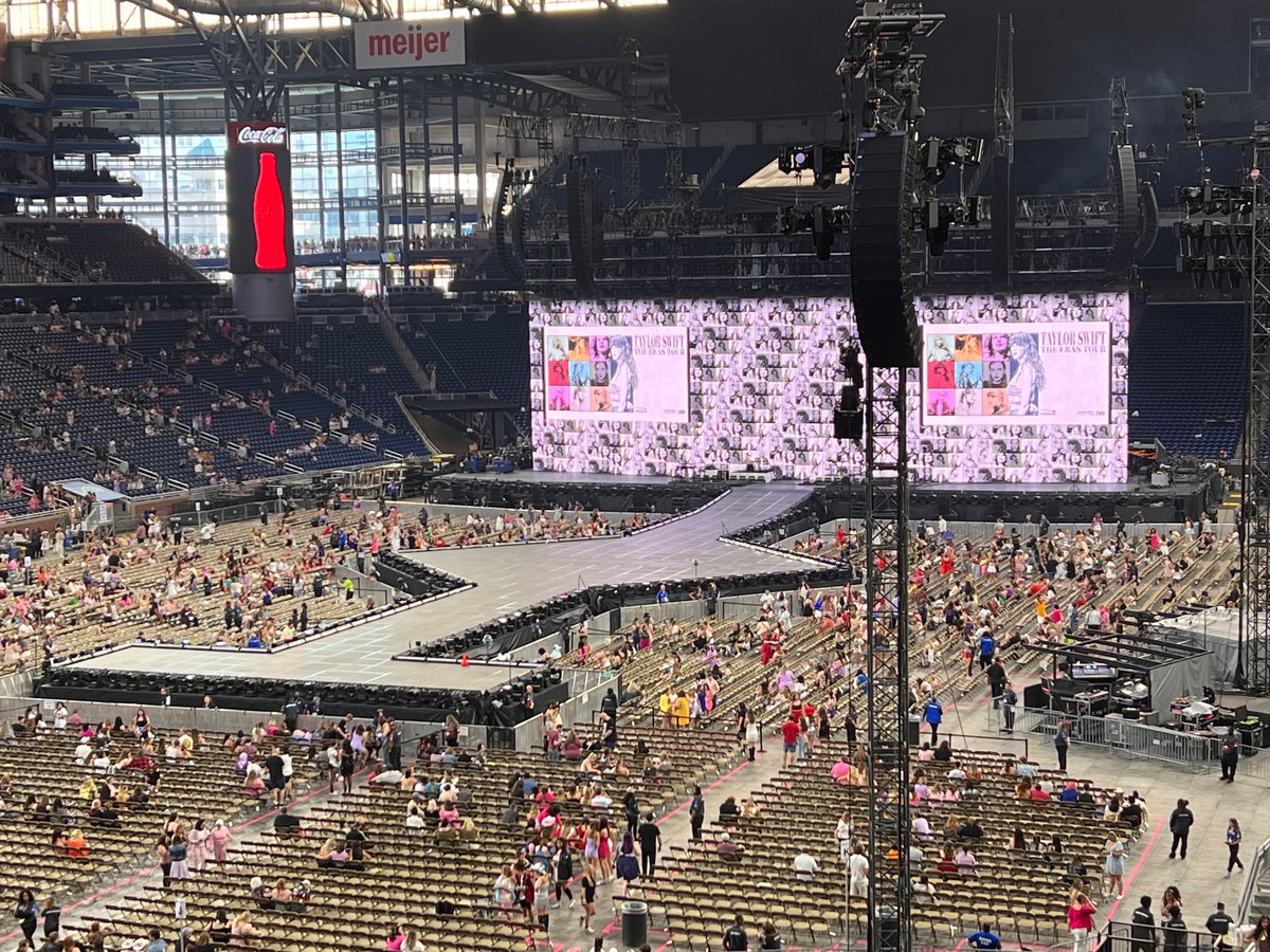 windermere13's tweet photo. I CANT BELIEVE THIS IS REAL #DetroitTSTheErasTour @taylornation13 @taylorswift13 @fordfield https://t.co/pT14X0EC3z
