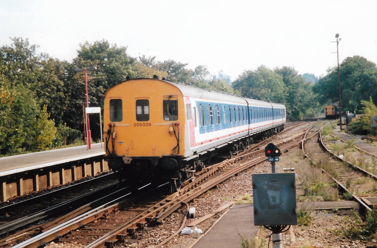 Oxted Station 27th September 1990
An Uckfield service arrives in the form of Network South East liveried Class 205 3-Car DEMU set 205009
Thumper magic!
#BritishRail #Oxted #Uckfield #NetworkSouthEast #Class205 #DEMU #trainspotting 🤓