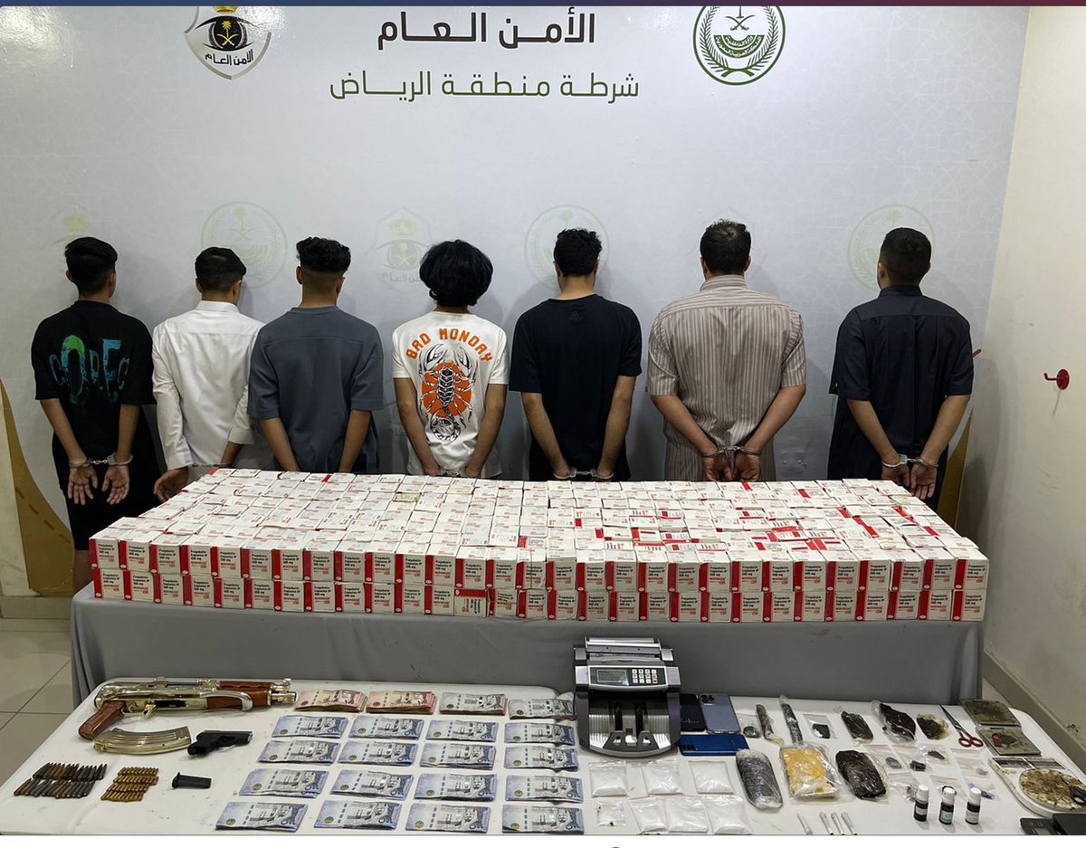 SaudiNews50's tweet photo. في عملية أمنية محكمة ضمن #الحرب_على_المخدرات: 

شرطة الرياض تكشف موقعين اُتُخِذَا وكرَين لترويج المخدرات، وتقبض على 7 مواطنين حاول فيها أحدهم الهروب بمركبته،وتم التعامل معه بحزم وإيقافه، وضُبِطَ في الموقعين:

67,440 قرصًا خاضعًا لتنظيم التداول الطبي

مادة الشبو

كيلوجرامًا من مادة الحشيش المخدر

سلاحان ناريان وذخيرة حيّة ومبالغُ مالية

-