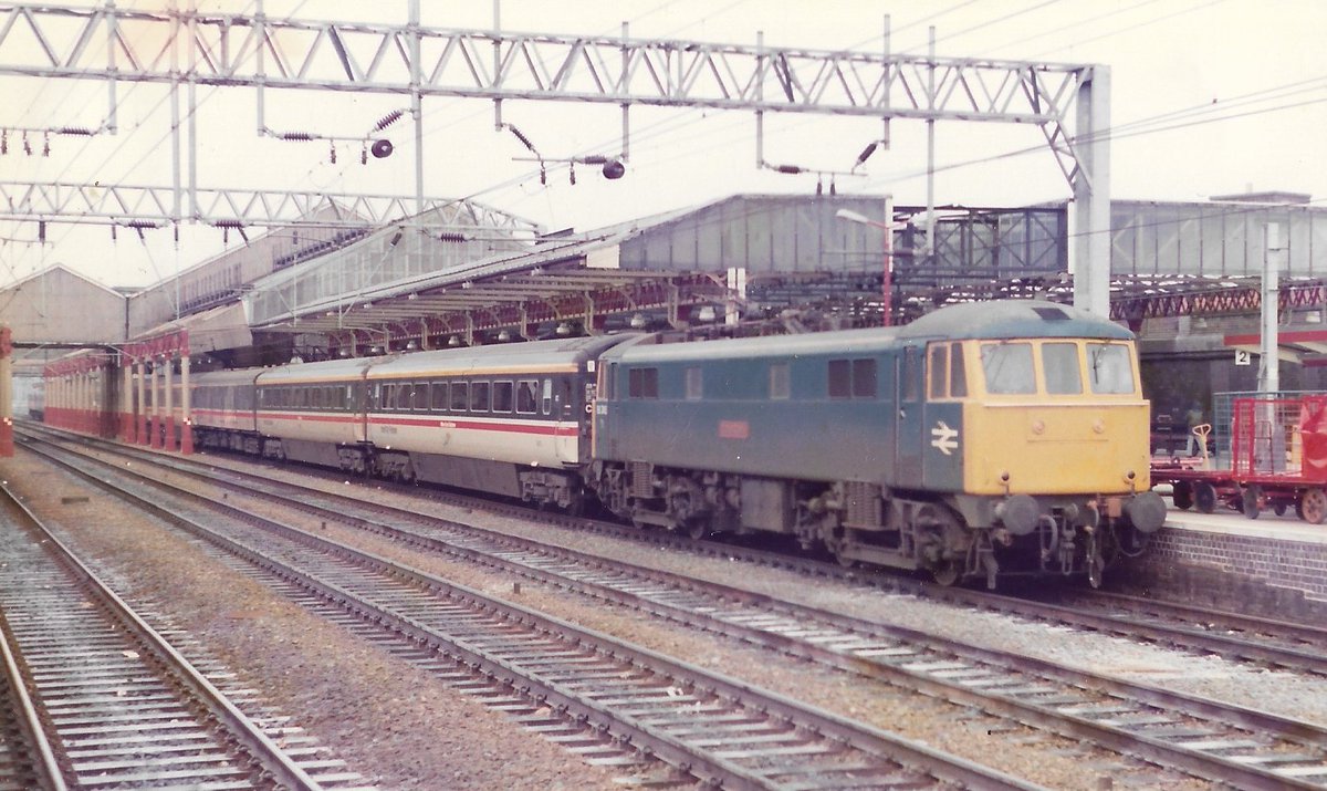Crewe Station 4th January 1986
The Manchester Pullman hauled by BR Blue liveried Class 86 electric loco 86245 'Dudley Castle' passes thru - InterCity Mk 3B Coaches yet a Mark 1 Restaurant car!
#BritishRail #BRBlue #Crewe #Class86 #Pullman #Manchester #InterCity #trainspotting 🤓