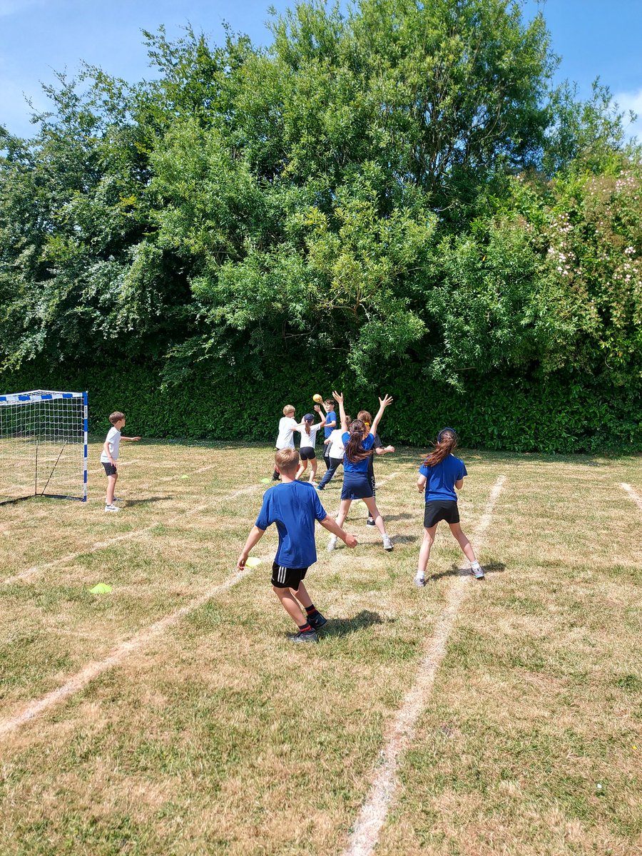 NorthDorset_SGO's tweet photo. Huge thanks to @MiniHandball who visited @SAPSFontmell today to put them and @abbeyschoolptfa through their paces in preparation for their visits to the Dorset Summer Games at Bryanston on the 21st June. 🤾‍♂️🤾‍♀️ The students were awesome and I can't wait to see them on the 21st 👏👏 https://t.co/uWsN4Wz4G3