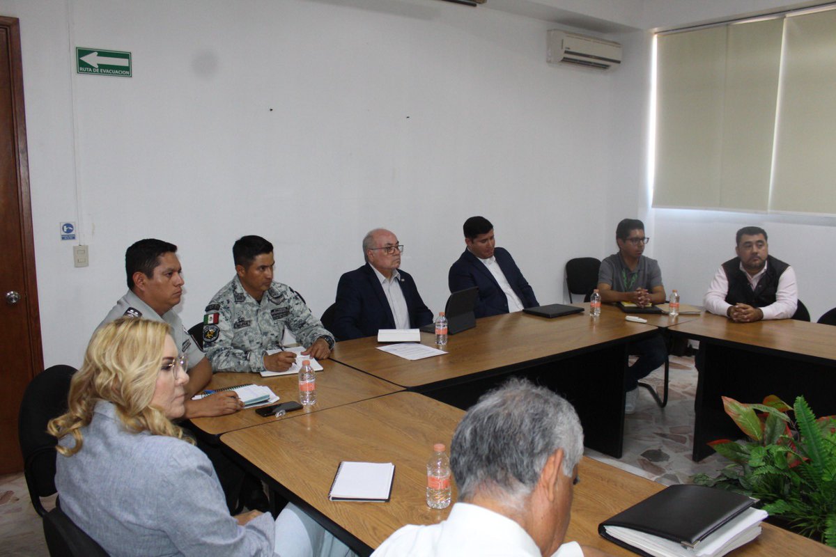 SICT_Durango's tweet photo. El día de Hoy se reunieron en el Centro SICT Durango los representantes de CANACINTRA, @Gn_Carreteras, @CAPUFE Y Centro @SICT_Durango como anfitrión encabezado por el Ing. Ángel S. Devora Núñez. Se trabajo sobre diferentes temas entre los importantes la seguridad en carreteras. https://t.co/1oyYy07g9R