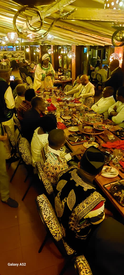 CKetchaCourtes's tweet image. Je suis très heureuse à la fin de la 2è Session de l’AG de ONU Habitat de recevoir à Canivore les membres de la Délégation camerounaise et les fils Camerounais de la Diaspora du Kenya. nous avons parlé des projets en cours et heureux d’avoir avec nous le Ministre du Logement.