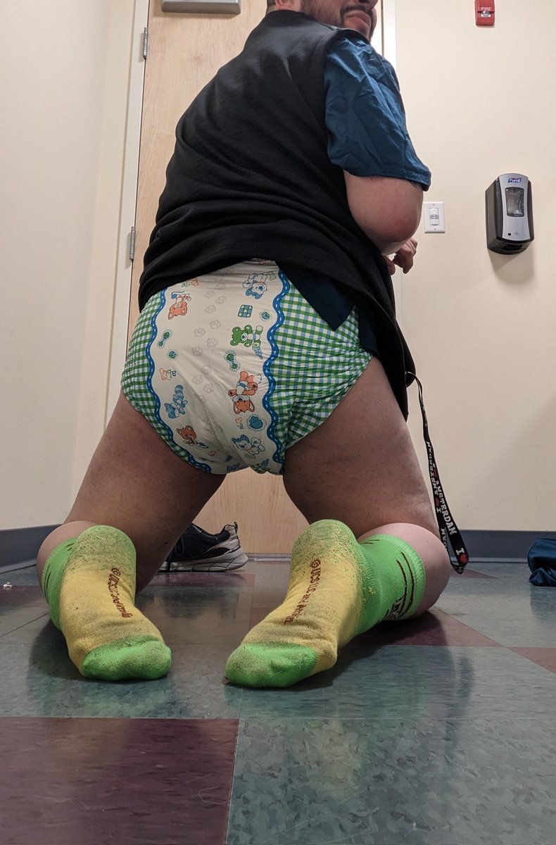 OneLittleStoner's tweet photo. I heard it's Big Diaper Friday 😏 #abdl #ddlb #dmlb #diaperboi #diapers #teamlocked #lockedcock #nubyx #chastity #diapercuck #buttplug #littlespace https://t.co/q4fc4xGMab