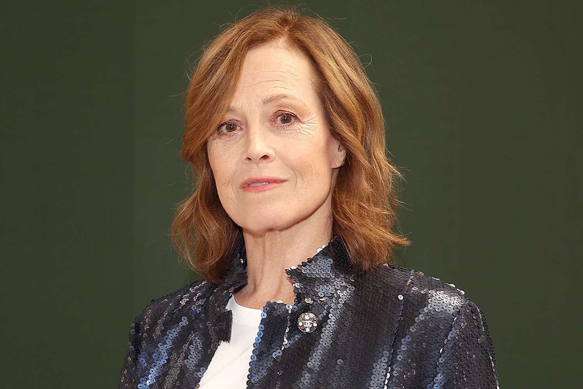 ScreenThoughts's tweet image. #SigourneyWeaver is about to return to the streaming world. She will star the mini-series The Lost Flowers of Alice Hart, playing a woman who becomes the guardian of her granddaughter after the girl loses her parents in a mysterious fire. - Lalu @PrimeVideo