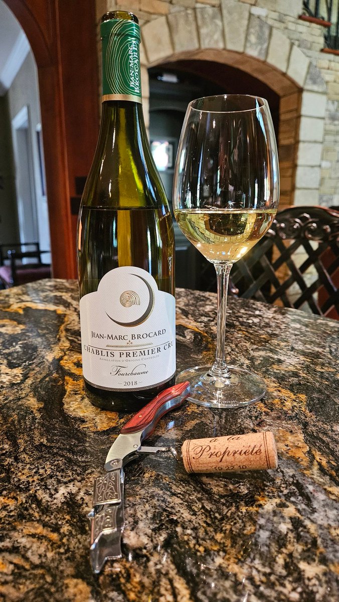 SeagreenWench's tweet photo. Happy Friday! #wine #france 🇫🇷 #jean-marcbrocard #chablis #premiercru #fourchaume #2018 from 40-year-old hillside vines. https://t.co/6mHNQzuwxa