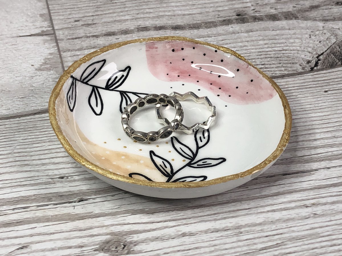 Did you know I have over 30 trinket dish designs? 
And they are all handmade from scratch here in my home work shop?! 

etsy.com/uk/listing/105…

#ukgiftam #ukgifthour #handmade #uksmallbiz