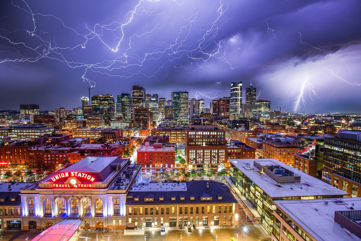 Best photo I've seen from last night's Denver storm.

Thanks for sharing, Trey Henderson!

#9wx #COwx