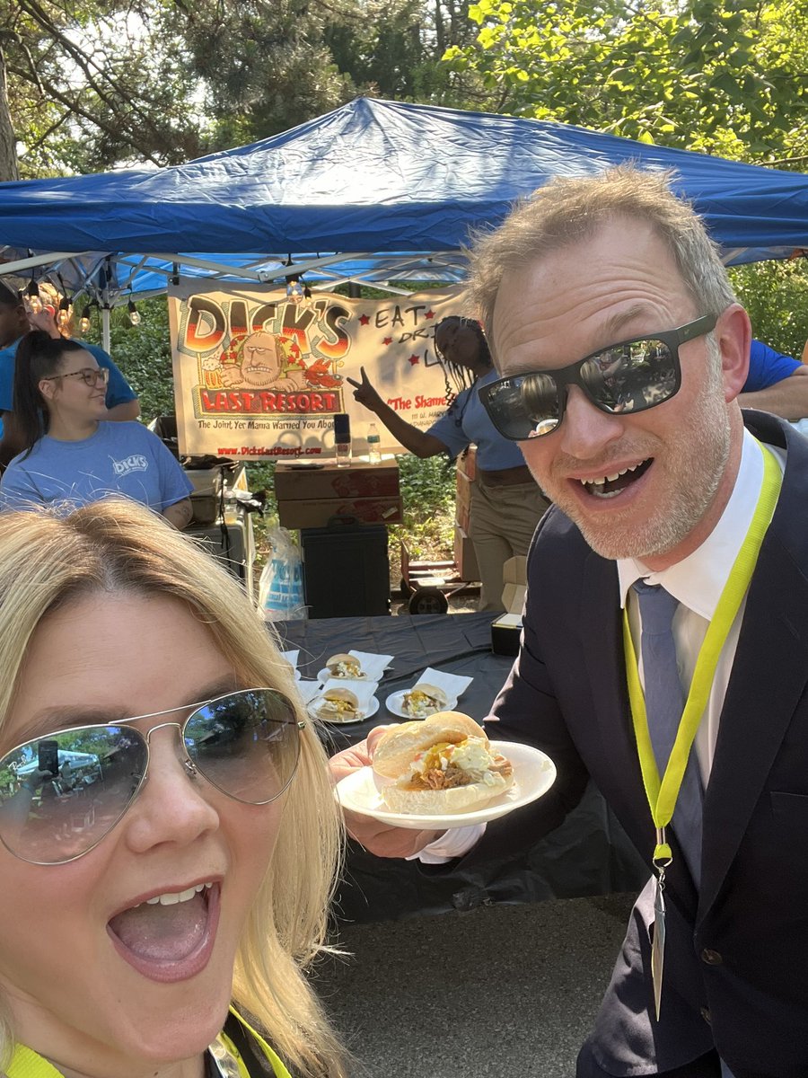 HelperToni's tweet image. Pulled pork sliders at #IndyZoob from Dick’s Last Resort. I was waiting for them to insult me but sadly they were so nice!