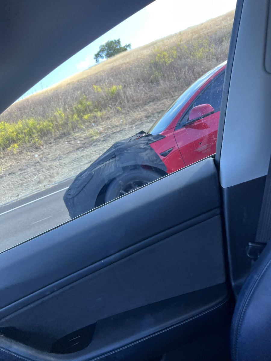 BullAdamJonas's tweet photo. Obviously a Starlink dish under there. I called this in 2018. #AvanteGarde #Genius #Me
$TSLAQ $TSLA https://t.co/Q7Vjw7qnV0
