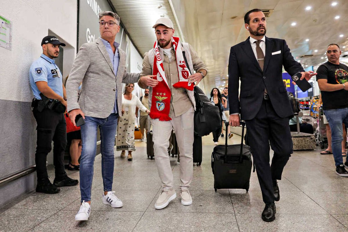 Kökçü chegou a Lisboa para ser oficializado no Benfica.