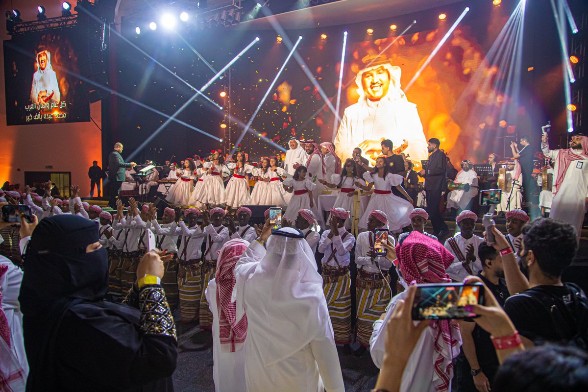 RotanaLive's tweet photo. لحظات احتفال روتانا بفنان العرب #محمد_عبده في جازان امام جمهوره بمناسبة يوم ميلاده اللي يصادف ١٢ يونيو ..🎂♥️🤩

#محمد_عبده_في_جازان 
#جولة_المملكة2023 

@Mohammed_Abdu 
@Turki_alalshikh https://t.co/DYkEkBW5FB