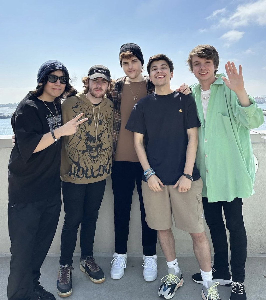 admiringalbon's tweet image. i’m so glad we got a 4/5 meetup but i wish dream was there instead of this random man