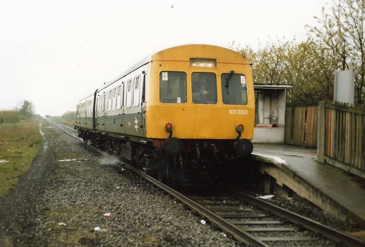 SalopianLyne's tweet image. Barton on Humber 24th April 1989
Carrying its Scottish Region set number 101 332, British Rail Class 101 Metro-Cammell 2 car DMU set 51522 + 51458 now allocated to Leeds Neville Hill for the 16:00 service to Cleethorpes
#BritishRail #Class101 #MetroCammell #DMU #trainspotting 🤓