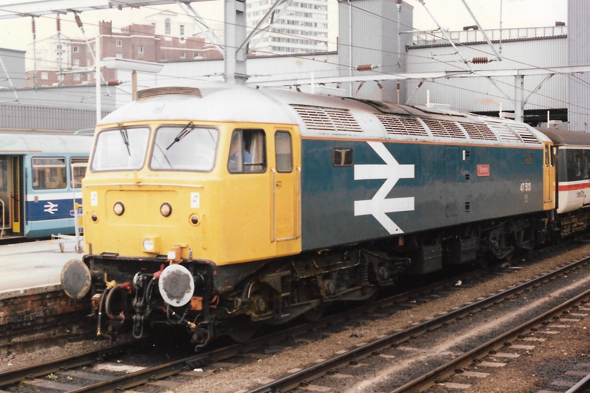 Leeds Station 5th June 1988
British Rail Class 47/4 diesel loco 47513 'Severn' stands at the platform with a Cross Country service
Oddball variant of large logo colours with small numbers & no black window surrounds
#BritishRail #Leeds #Class47 #Severn #trainspotting 🤓