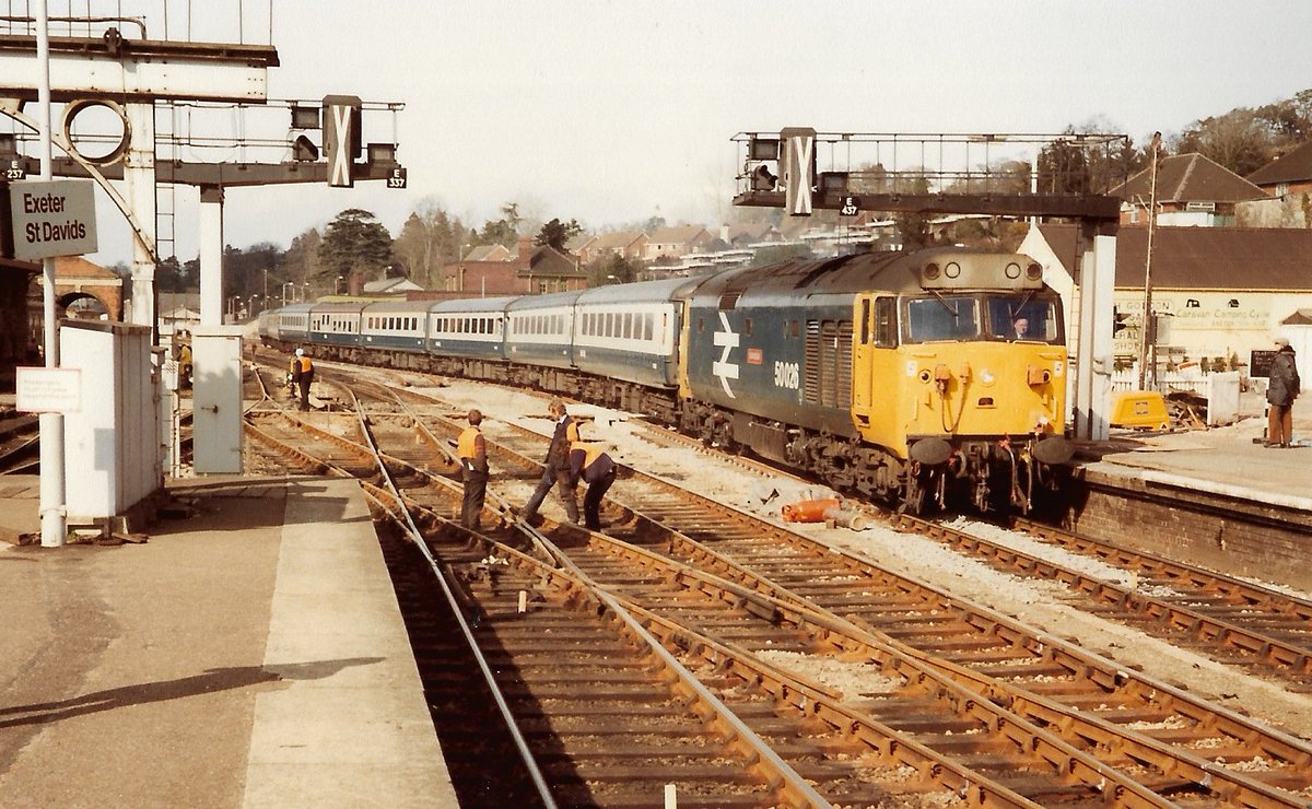 Exeter St Davids 18th March 1985
09:36 Liverpool to Penzance service enters Platform 1 hauled by Class 50 diesel loco 50026 'Indomitable'
Engineers everywhere as the new colour light signals were commissioned
#BritishRail #Class50 #Exeter #Liverpool #Penzance #trainspotting 🤓